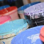 大油漆桶和彩色油漆的图像-在勘探者知识中心学习静电稳定分散剂。
